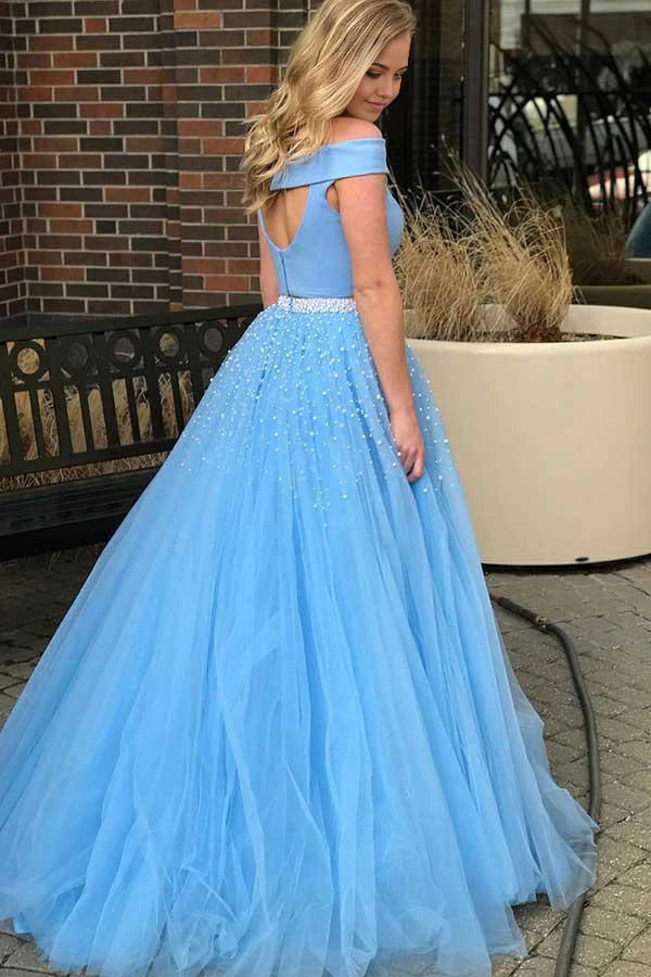 Vestido de fiesta de dos piezas de tul azul con espalda abierta y cuentas